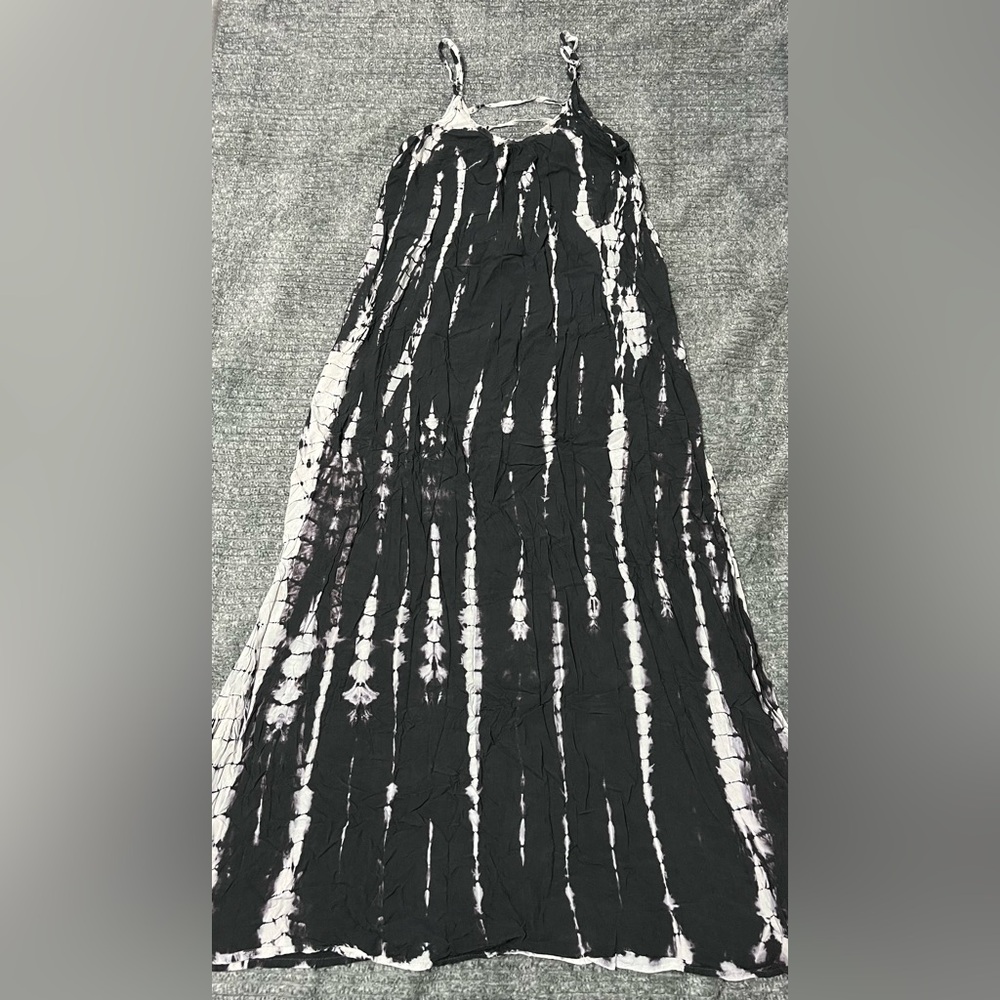 Chic Black and White Tie-Dye Maxi Dress